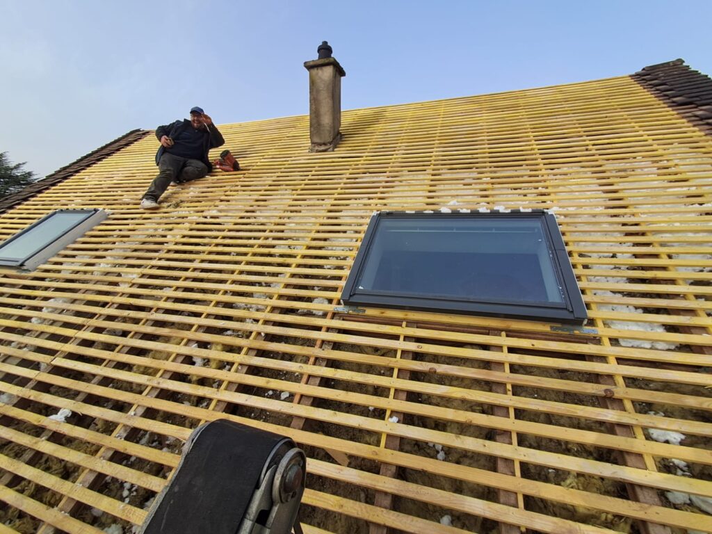 Pose de charpente et liteaux avant couverture de toiture par un couvreur à Tours en Indre-et-Loire (37)
