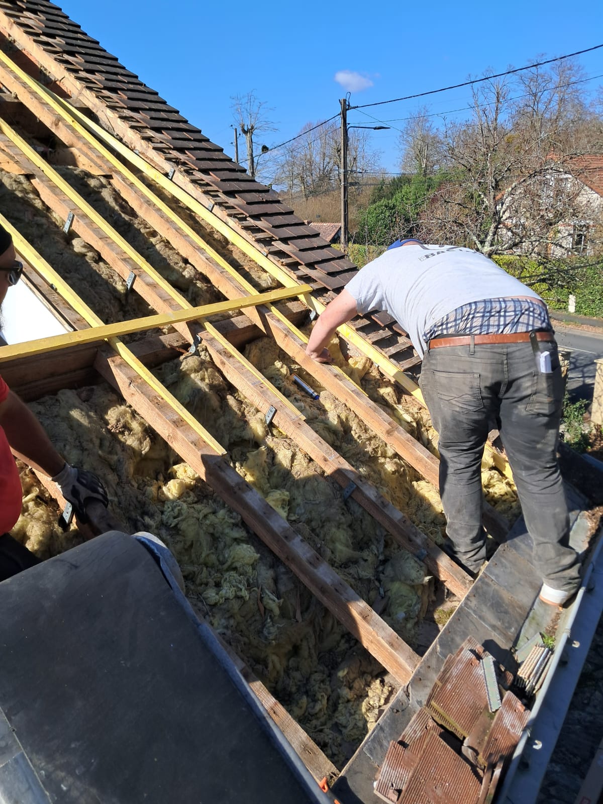 Pose de liteaux sur toiture avec isolation en cours de mise en place