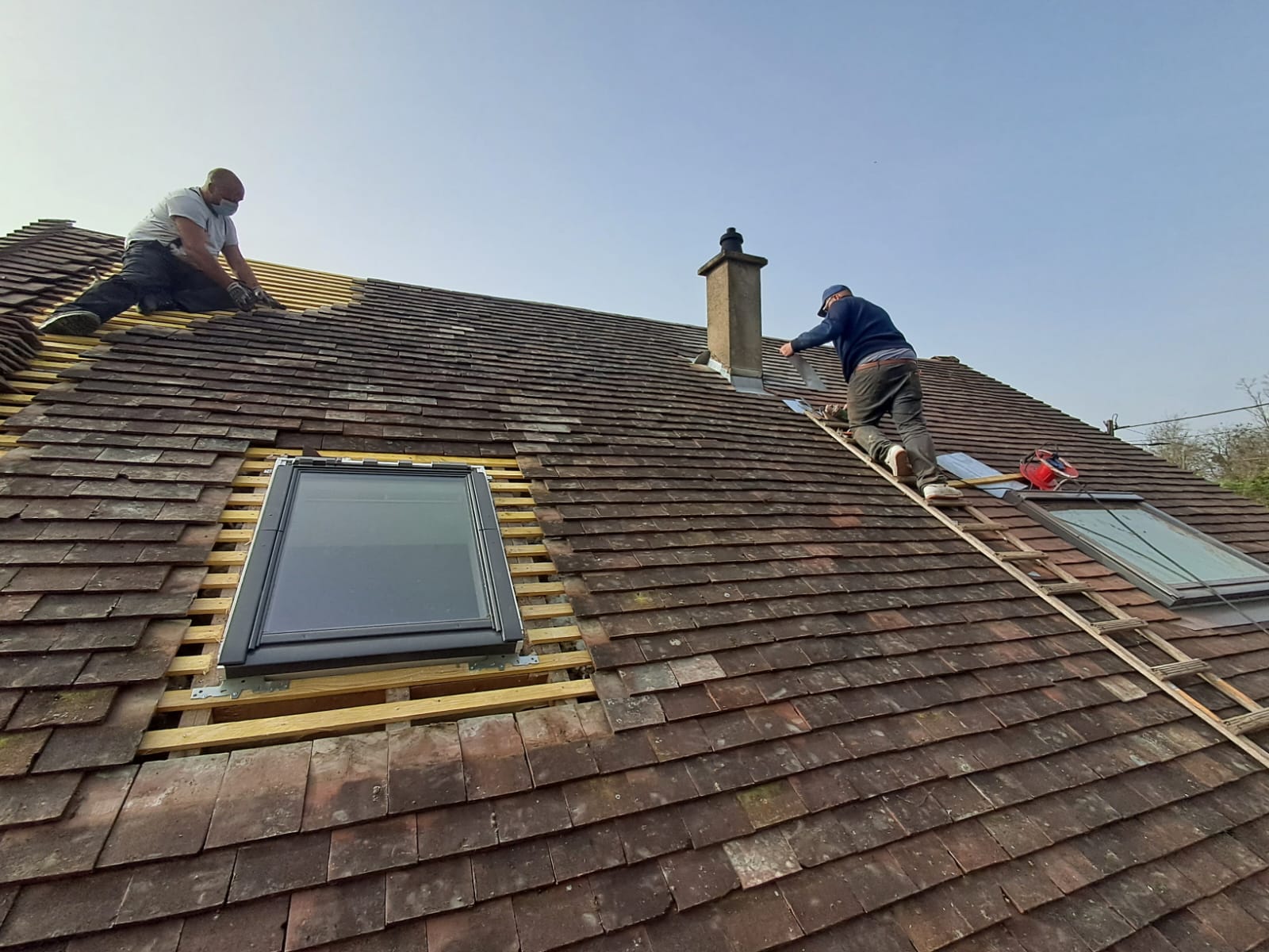 Pose de toiture avec installation de fenêtre de toit Velux par un couvreur à Tours en Indre-et-Loire (37)