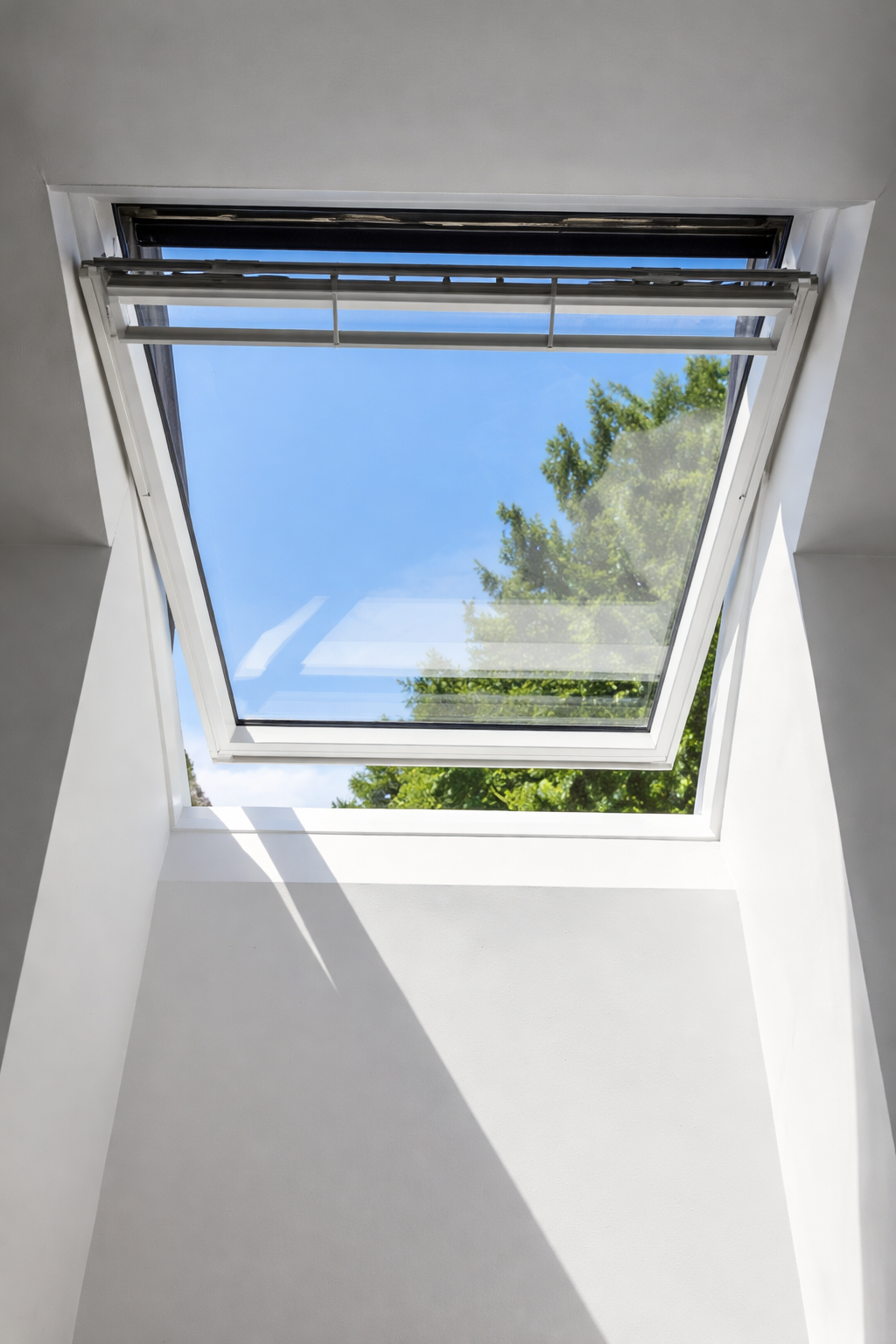 Fenêtre de toit Velux installée sur toiture à Tours (37), apport de lumière naturelle et amélioration du confort intérieur